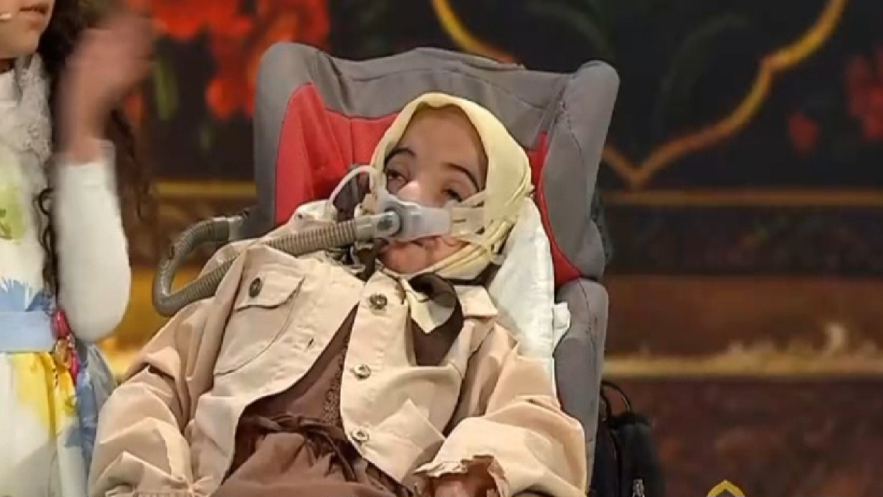 قرائت قرآن توسط دختر کم‌توان؛ جلوه‌ای روشن از ایمان + فیلم