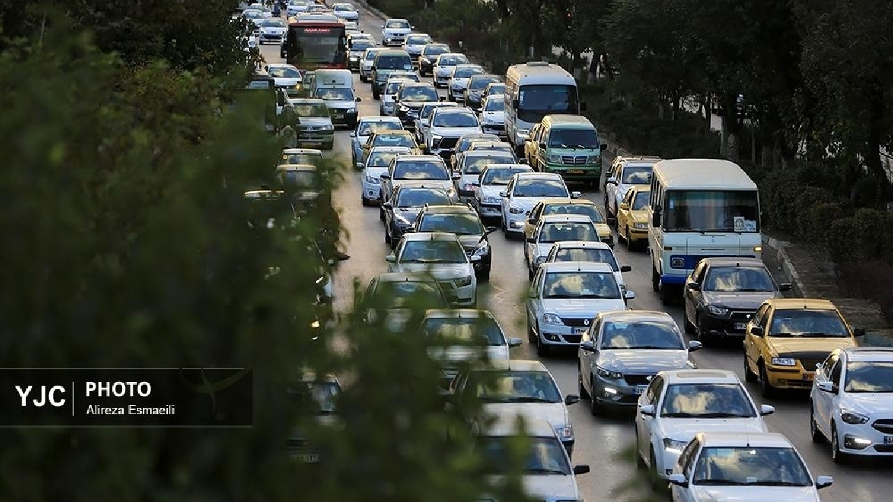 تردد در اکثر معابر و بزرگراههای تهران سنگین است