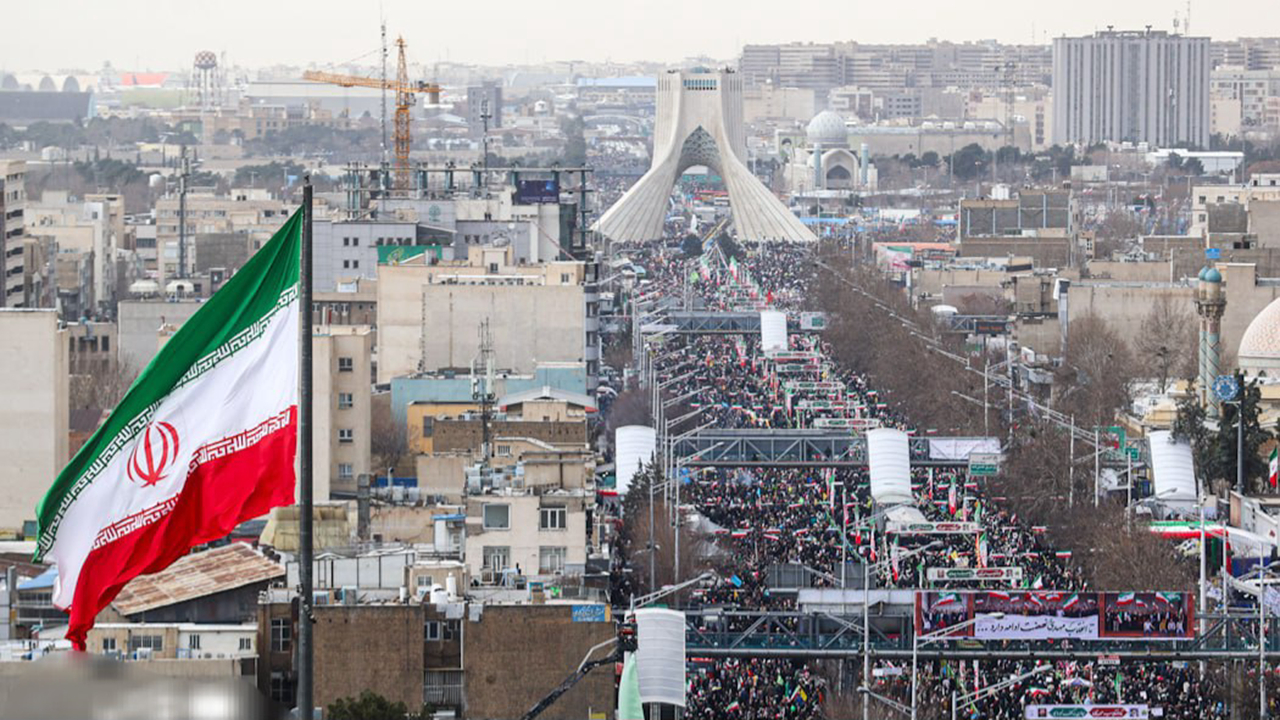 مرد می‌خواست همه آنهایی را که آمده بودند از زیر قرآن رد کند