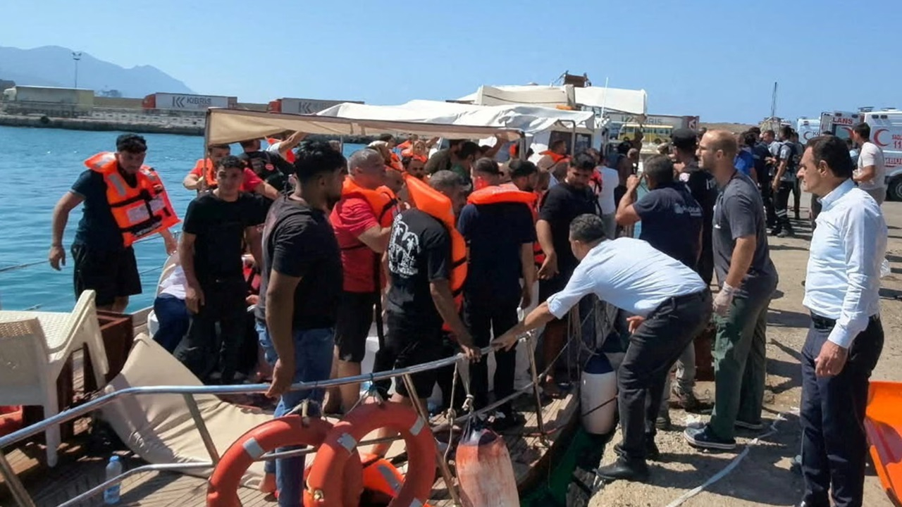 بررسی علت واژگونی کشتی در قبرس شمالی و بازداشت خدمه آن
