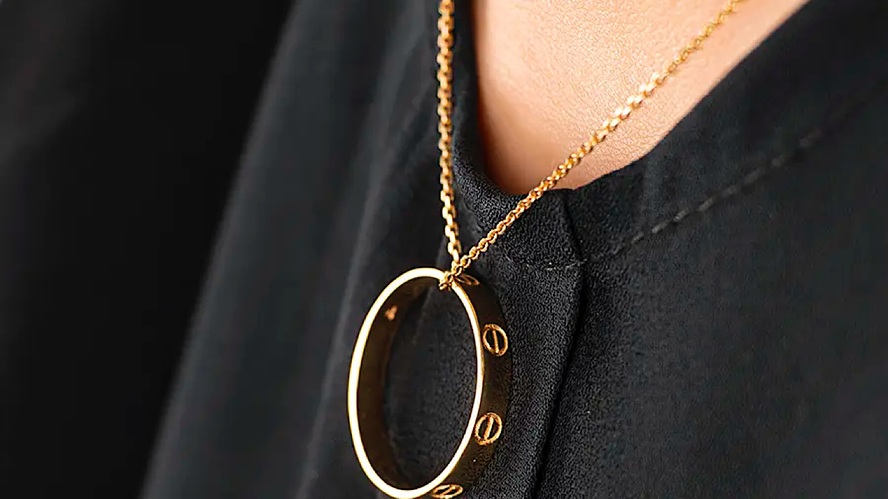 انداختن حلقه در گردنبند به چه معناست؟ بررسی ۷ معنای متفاوت این کار