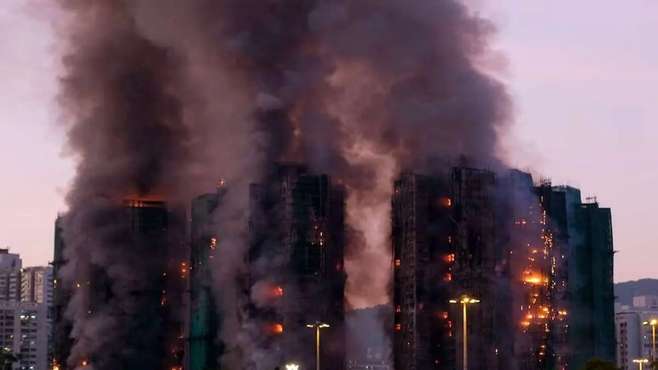 آتش‌سوزی مرگبار در مجتمع مسکونی چند طبقه هنگ کنگ + فیلم