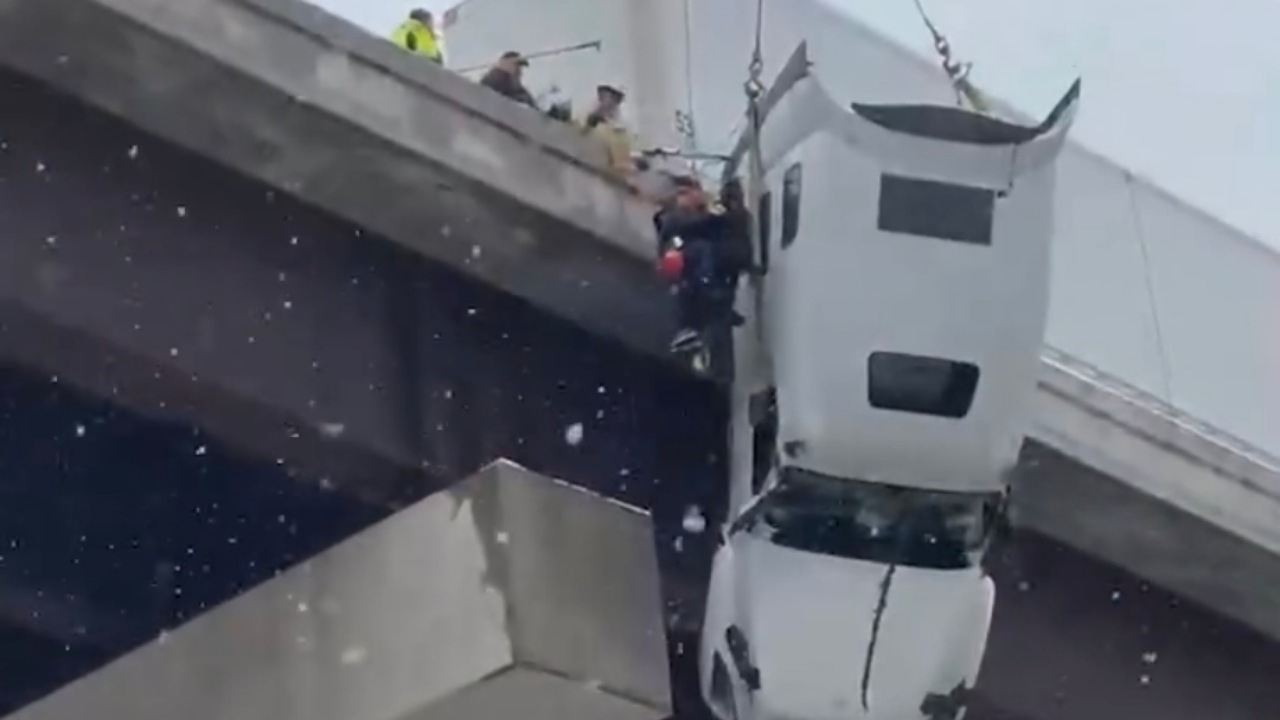 نجات معجزهآسای راننده کامیون آویزان از پل + فیلم