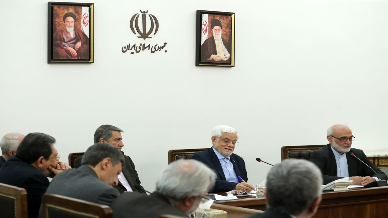 عارف: دولت و نهادهای عمومی یک هدف مشترک دارند/ باید دست ما در برابر دشمن پُر باشد