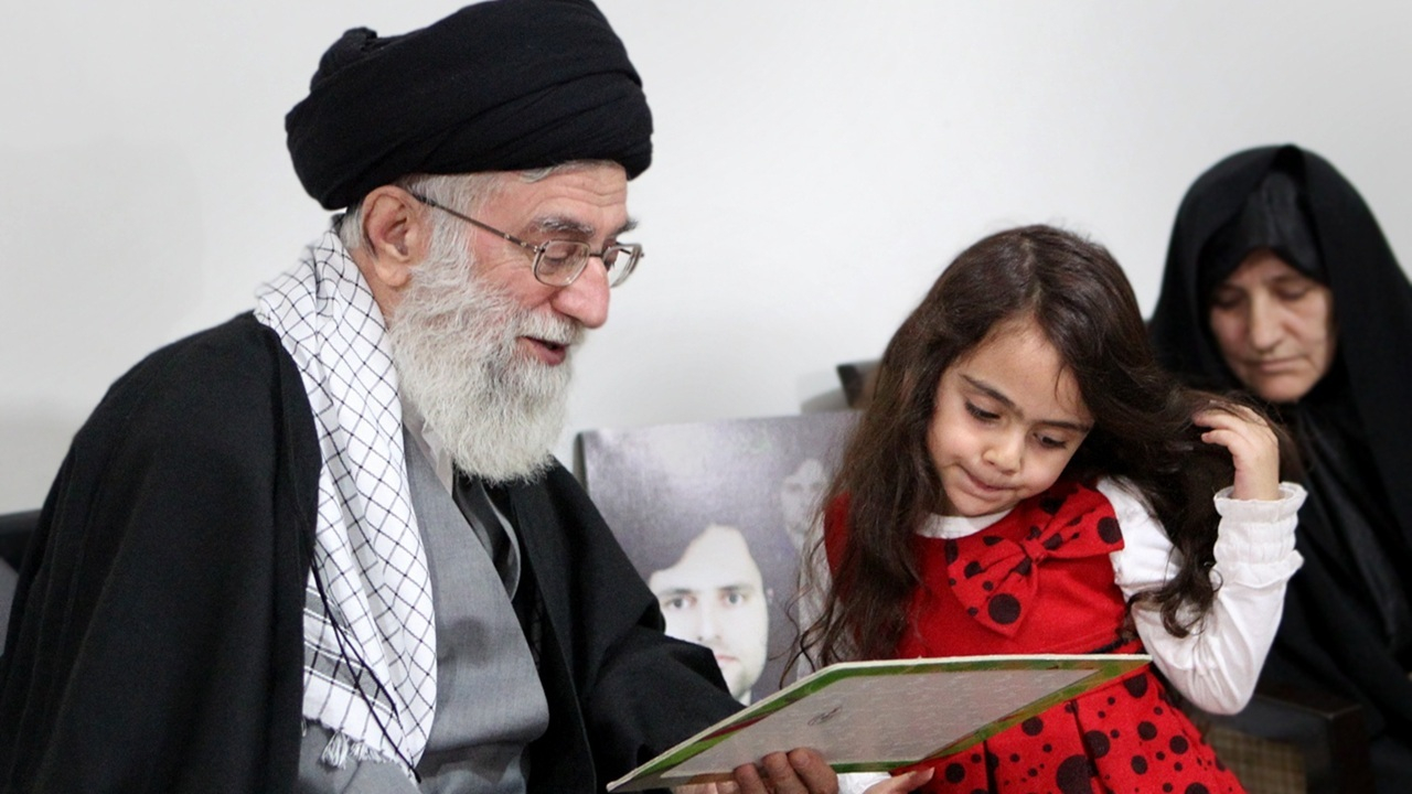 بازخوانی حضور رهبر معظم انقلاب در منزل خانواده شهید هسته‌ای + فیلم