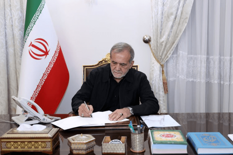 پزشکیان: اقدامات تروریستی هرگز عزم نیروهای حافظ امنیت کشور را متزلزل نخواهد کرد
