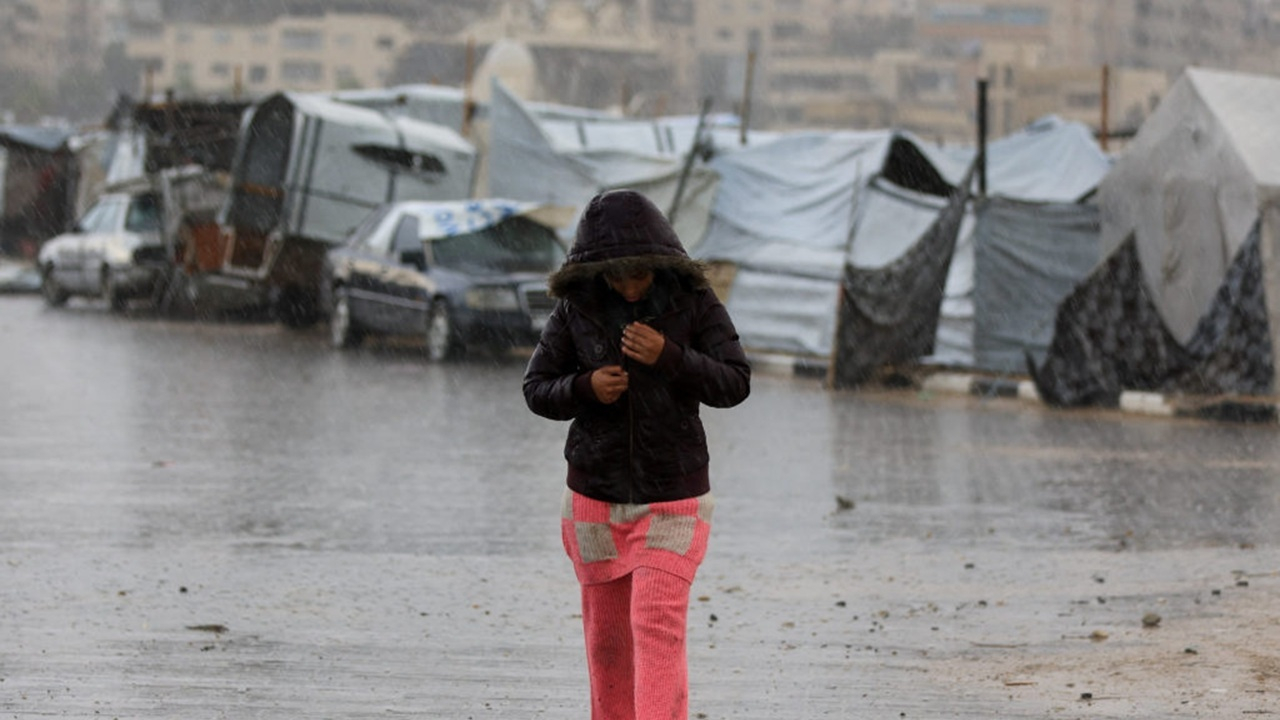 از بمباران تا باران؛ مرگ همچنان در کمین غزه + فیلم