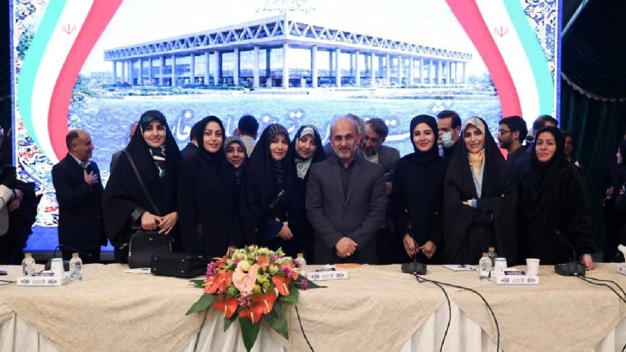 نقش‌آفرینی مجریان رسانه ملی در صیانت از زبان فارسی