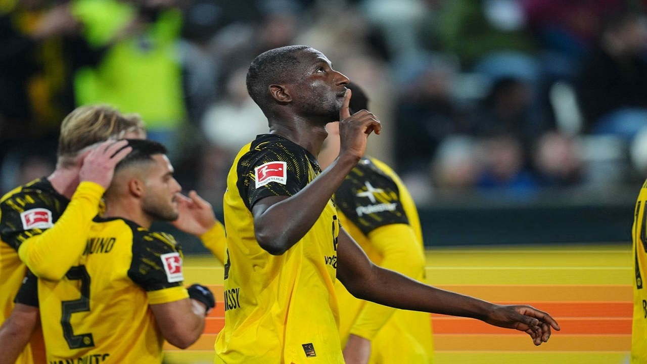 آگزبورگ ۰ - ۱ دورتموند/ تداوم برد زنبورها با گل گیراسی