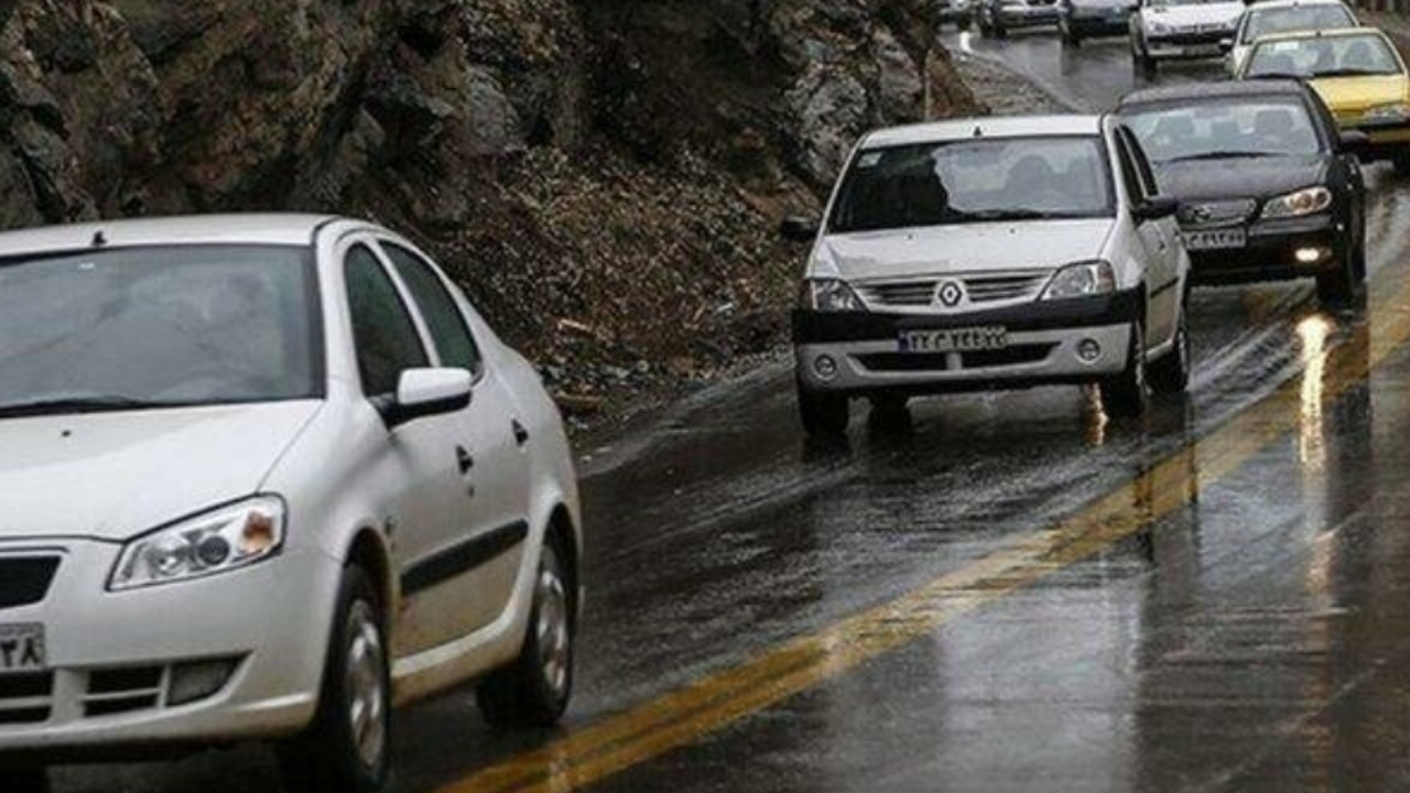 بارش برف و باران در جاده‌های ۱۰ استان/ ترافیک نیمه‌سنگین در محور‌های تهران–کرج–قزوین