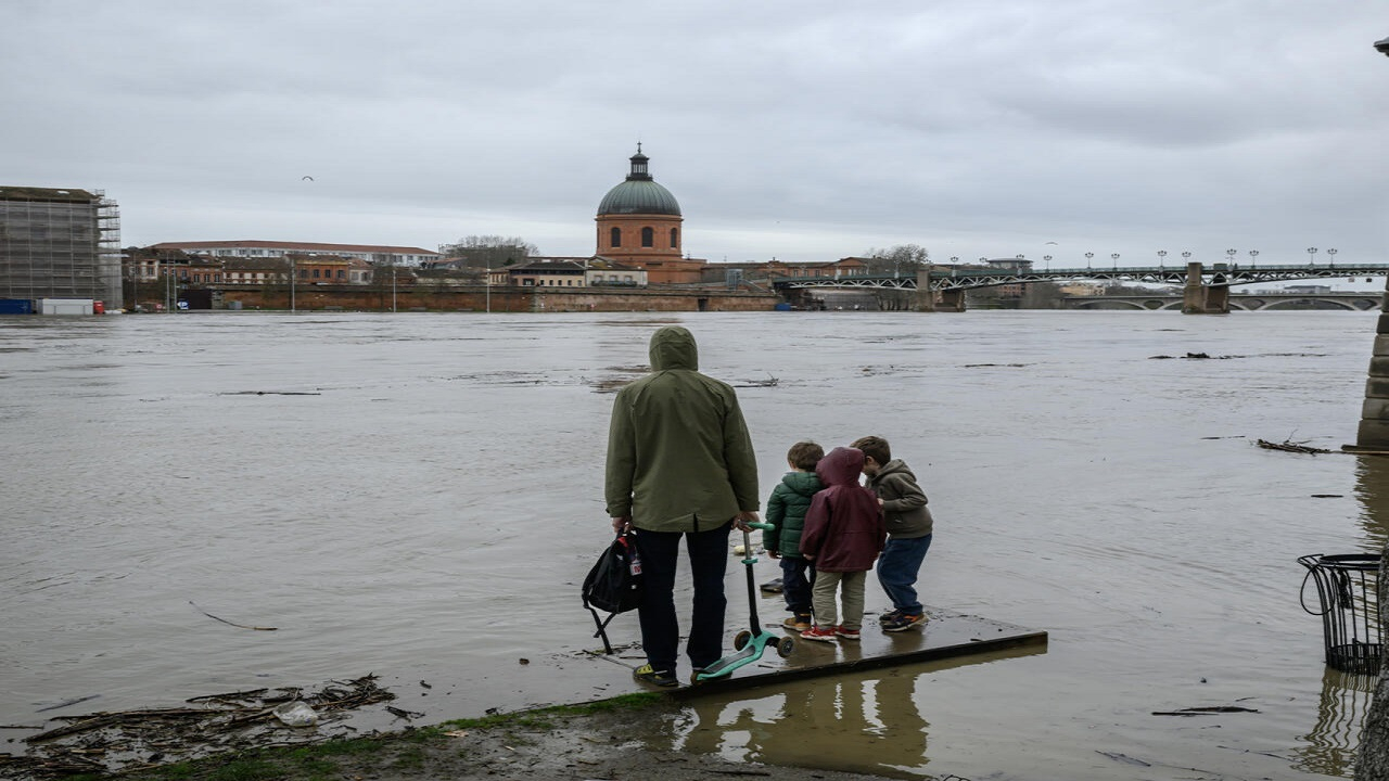 قطعی برق ۹۰۰ هزار خانه در فرانسه درپی طوفان نیلز
