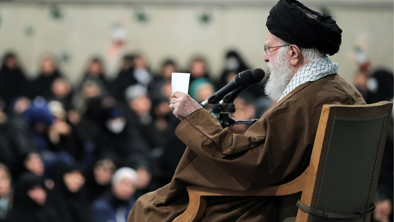 ۸ چرا درباره سخنرانی رهبری با موضوع زن