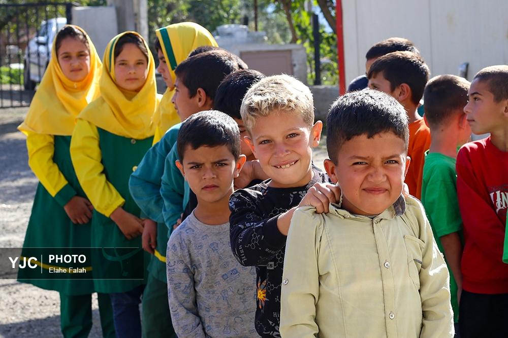 اولین زنگ مهر در مدرسه‌ی ایران من ۸۲ در روستای بره پشت