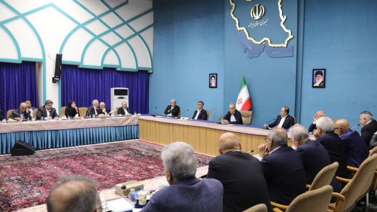 پزشکیان: کارگروه‌های تخصصی برای رفع موانع تولید تشکیل می‌شود