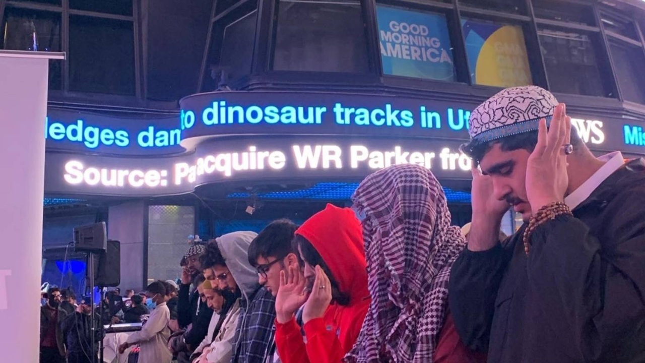 نماز جماعت و سفره افطار مسلمانان در نیویورک + فیلم