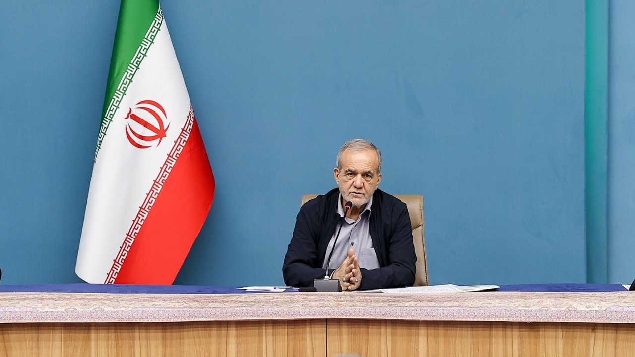 پزشکیان: پنل‌های خورشیدی نباید در گمرک بمانند