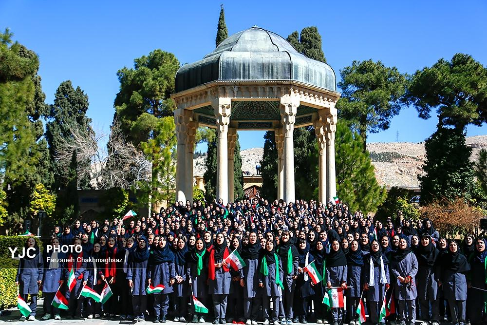 اجرای سرود ۱۳۵۷ نفره دانش‌آموزان دختر در شیراز