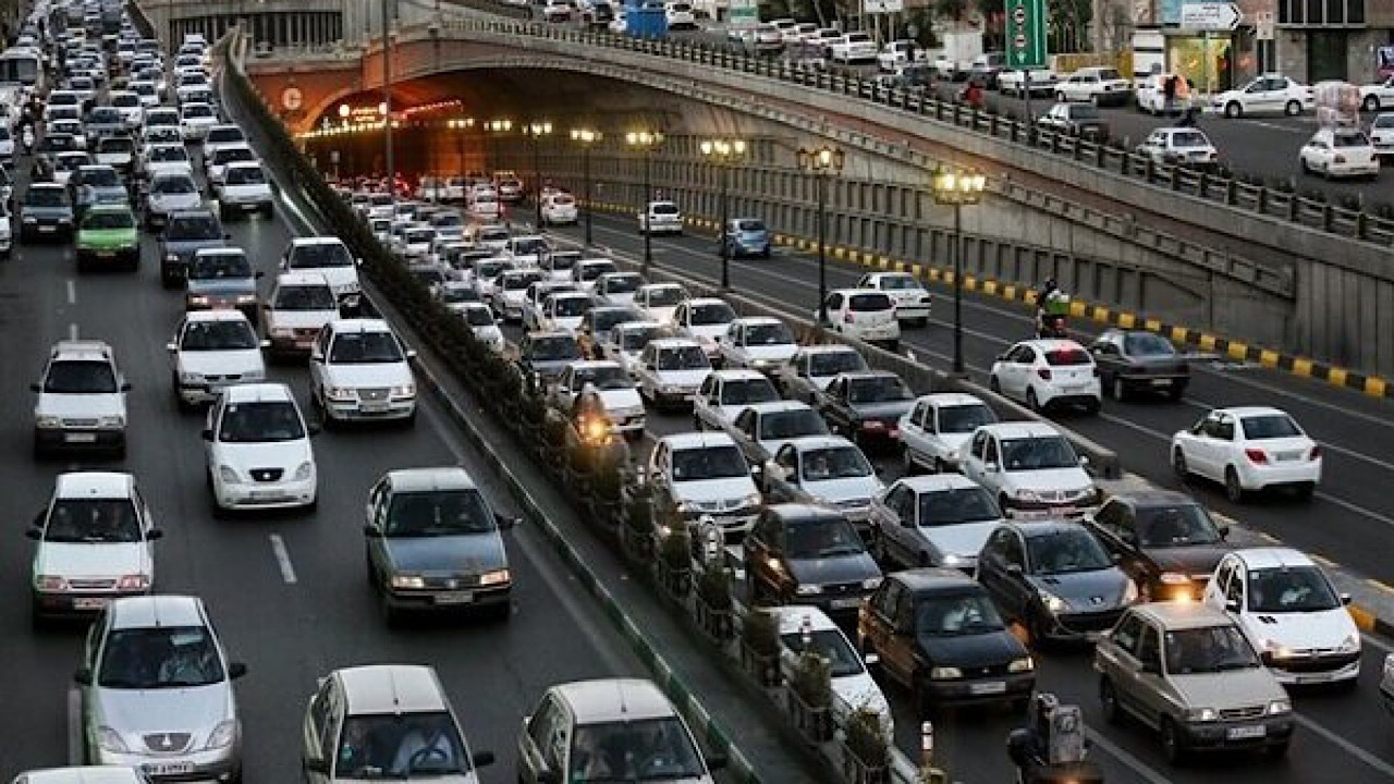 در اکثر بزرگراهها و خیابانهای پایتخت ترافیک در حال شکل گرفتن است