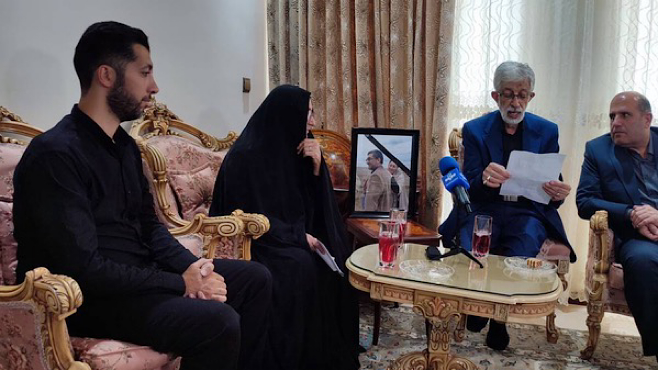 دیدار مشاور عالی رهبر انقلاب با خانواده دانشمند شهید هسته‌ای