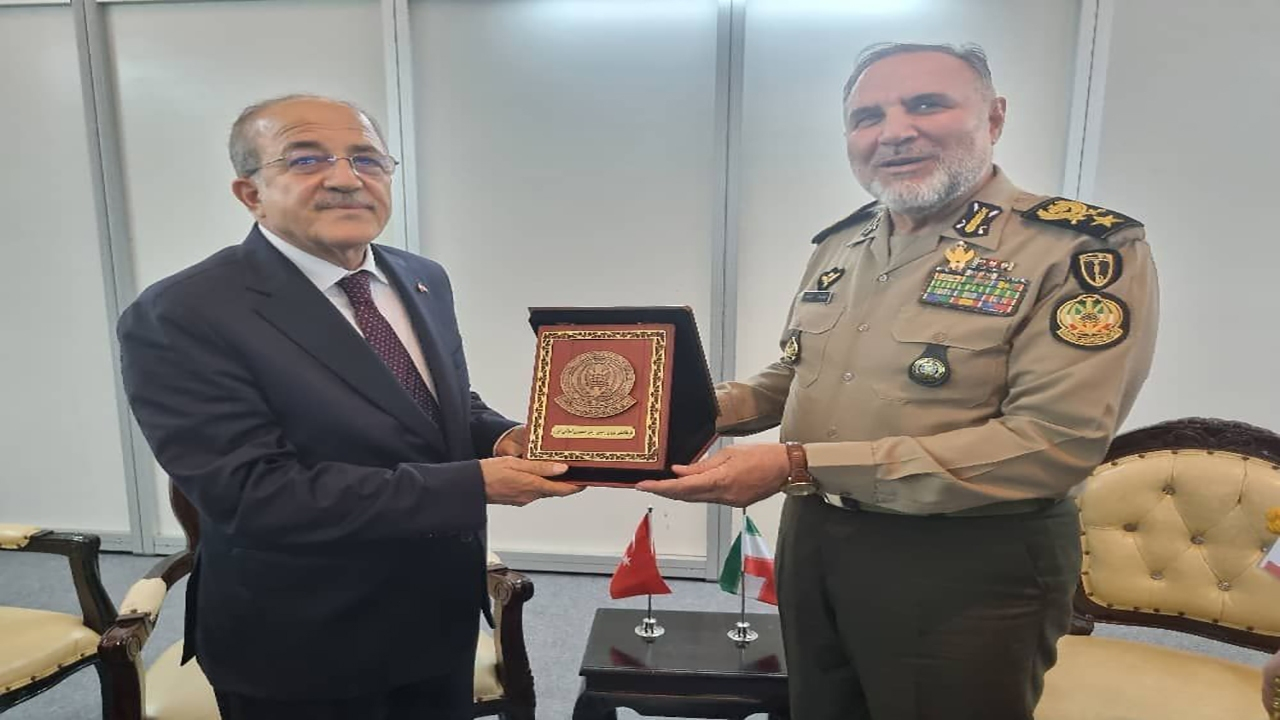 فرمانده نیروی زمینی ارتش با وزیر دفاع کشور ترکیه دیدار کرد