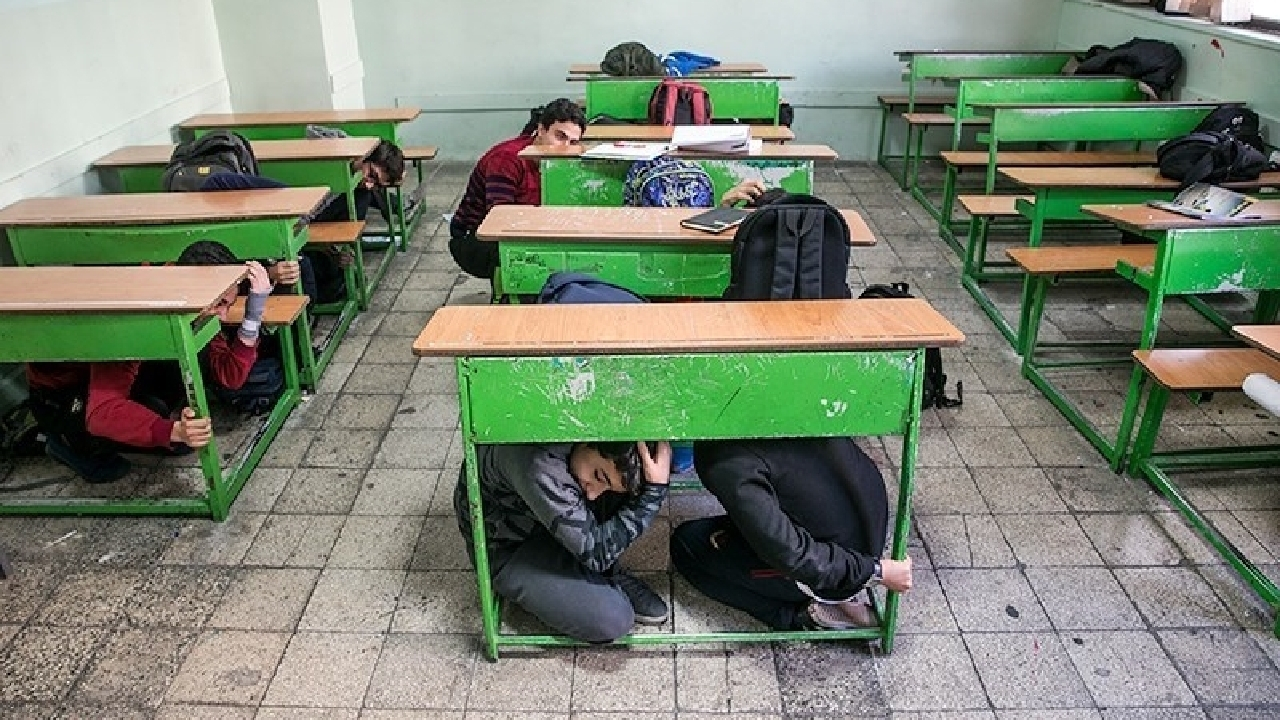 نحوه پناه‌گیری و خروج اضطراری هنگام زلزله ویژه دانش آموزان  + فیلم