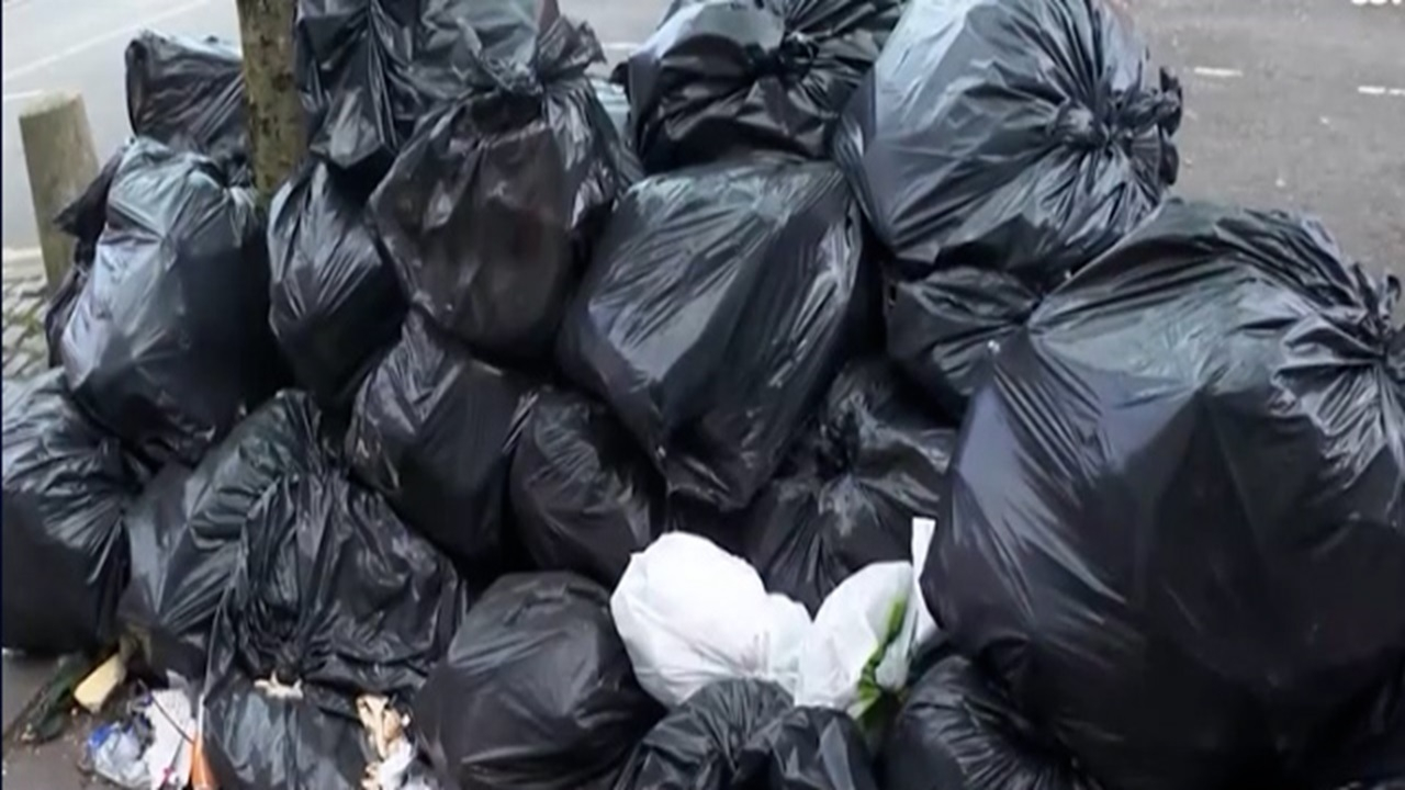 بحران زباله و ورشکستگی شهرداری در انگلیس + فیلم