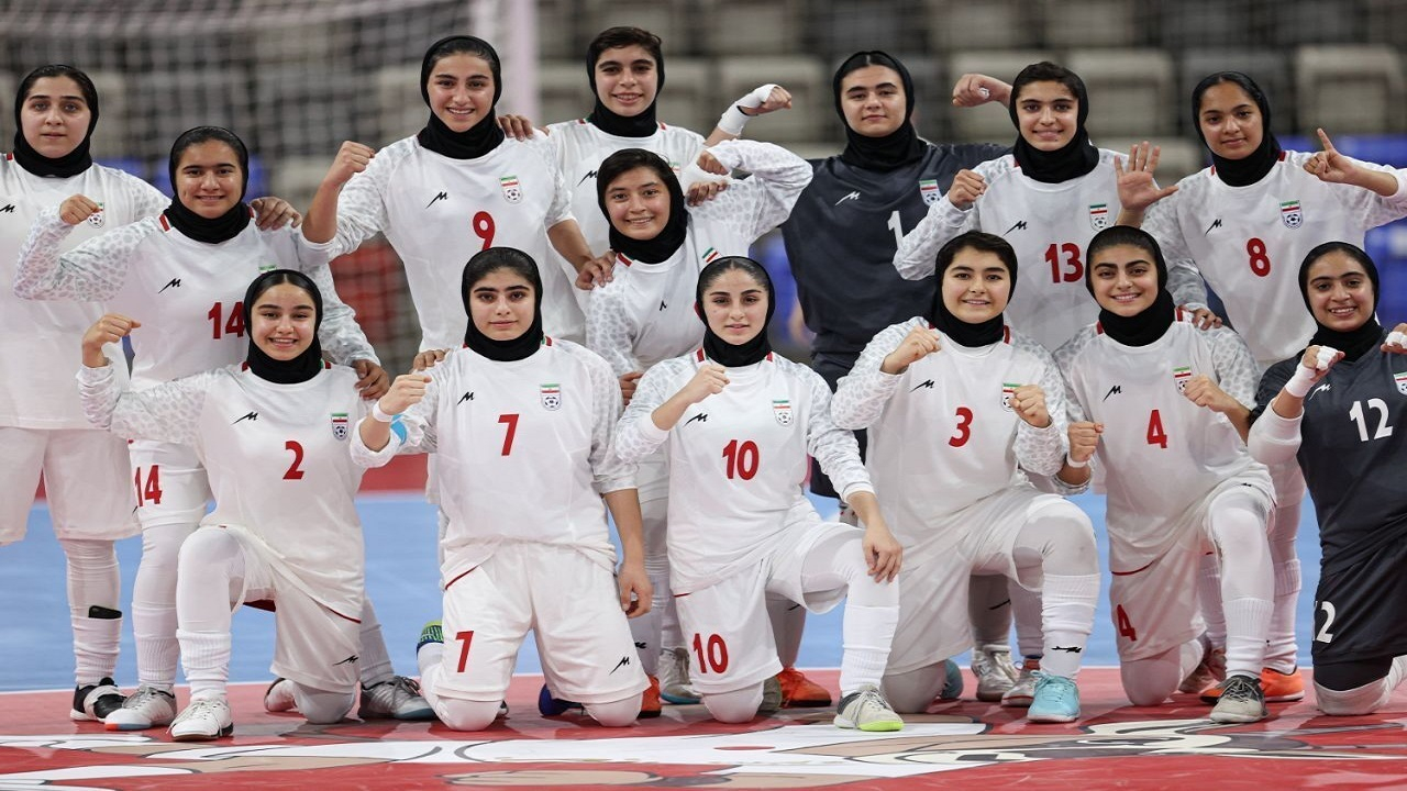 سلام نظامی دختران فوتسالیست به سرود ملی ایران + فیلم