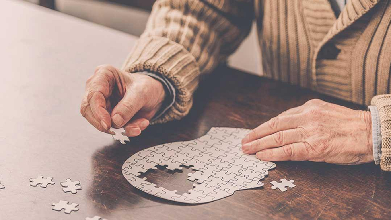نشانههای آلزایمر از چند سالگی شروع میشود؟