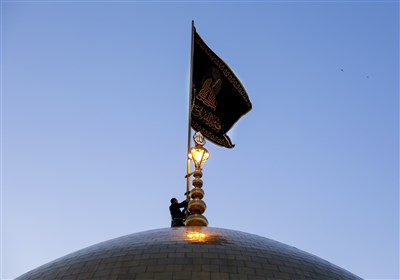 تعویض پرچم حرم رضوی به مناسبت شهادت امام صادق(ع)+عکس