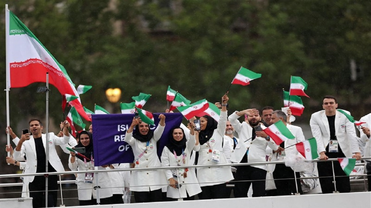 عبور کاروان ایران در مراسم افتتاحیه المپیک زیر بارش شدید باران در رودخانه سن+ فیلم