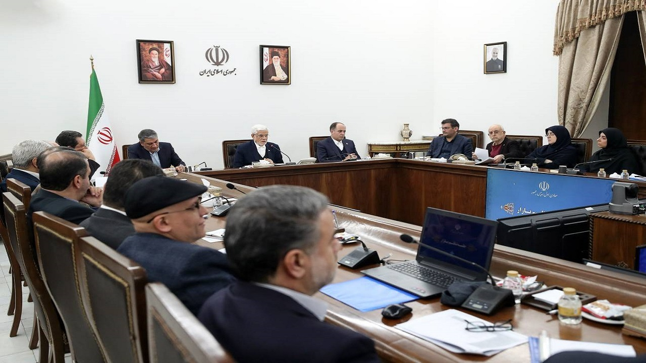 عارف: دولت در برابر مدیری که تولید را متوقف کند از اقتدار خود استفاده خواهد کرد