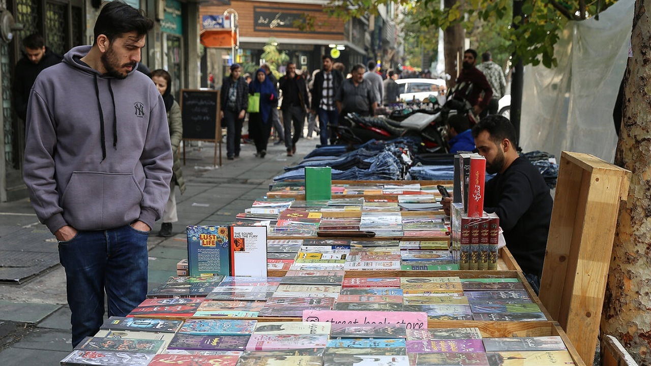 ساماندهی دستفروشان خیابان انقلاب/ بازارچه کتاب ایجاد می‌شود