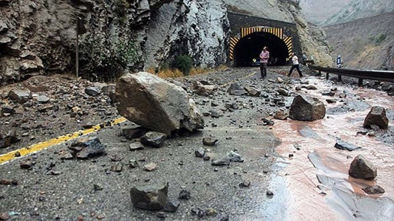 انسداد موقت جاده چالوس به دلیل ریزش سنگ
