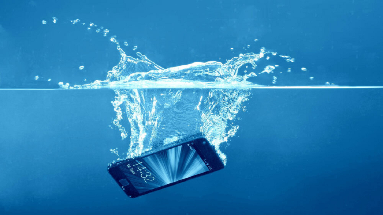 کدام گوشیها در برابر آب مقاومترند؟