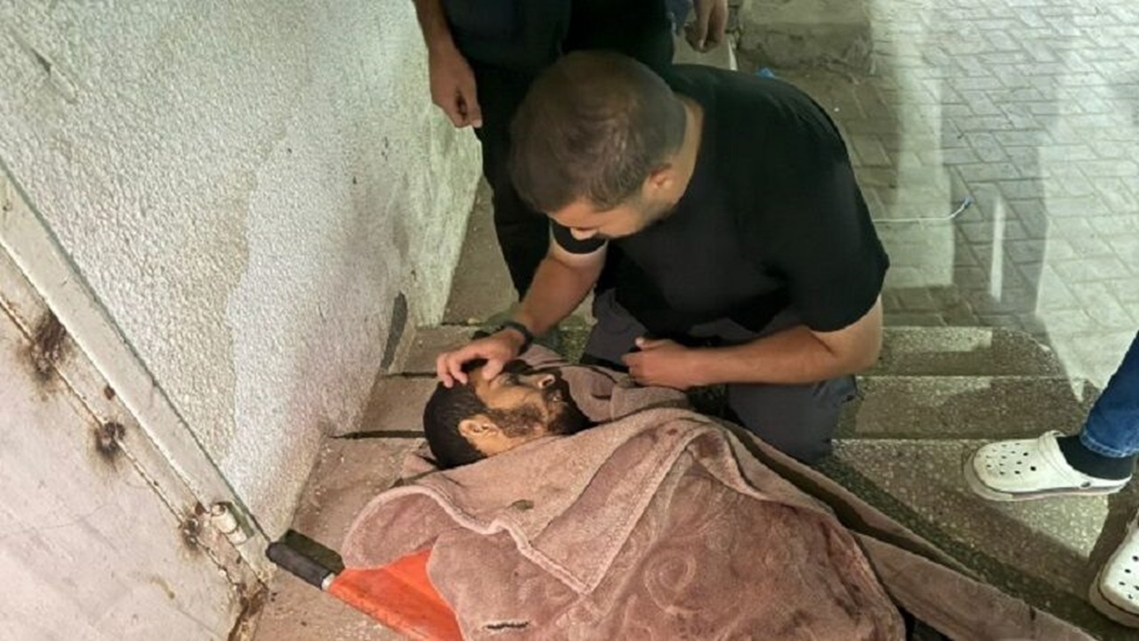 تشییع پیکر شهید صالح الجعفراوی خبرنگار فلسطینی در بیمارستان شفا در شهر غزه + فیلم