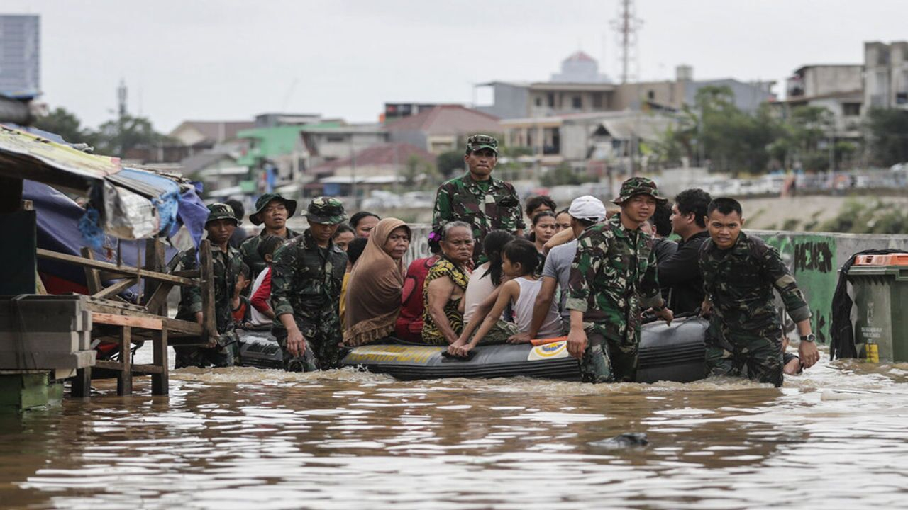 مرگبارترین سیل سال در اندونزی با حداقل ۱۶ کشته و مفقودی