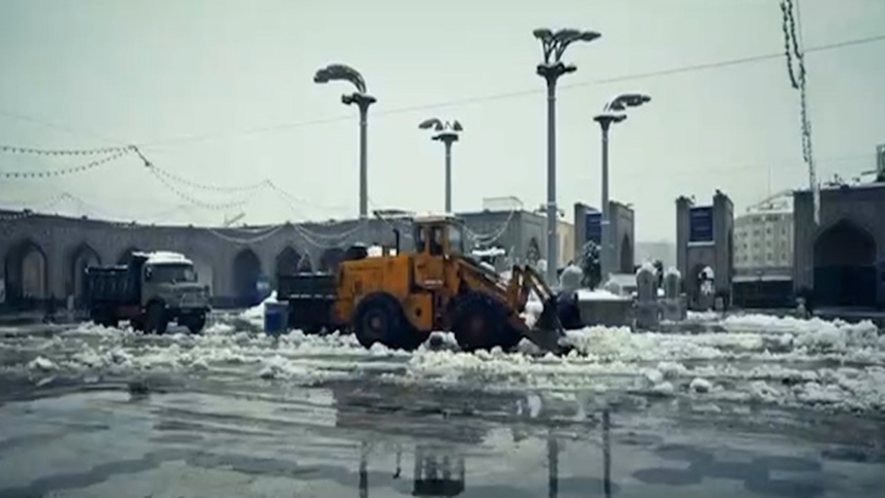 تصاویر جالب از برف‌روبی حرم امام رضا(ع) + فیلم