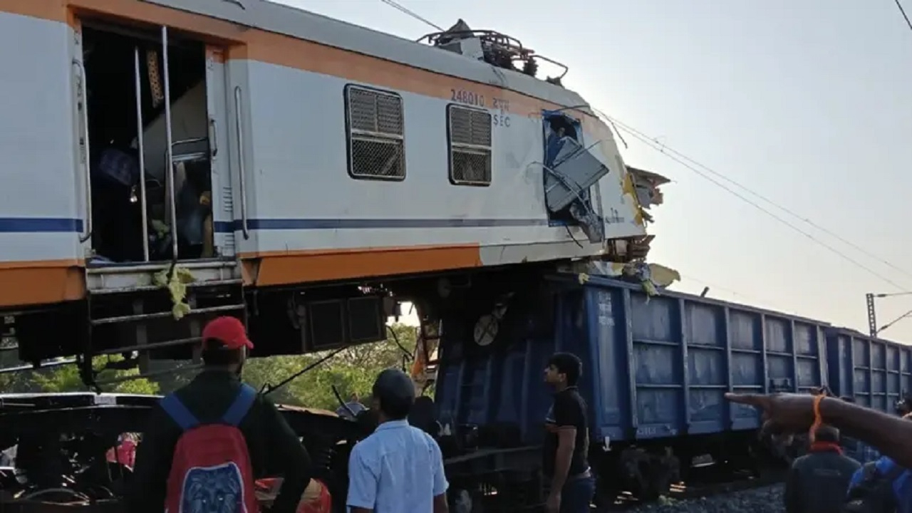 ۸ کشته در پی برخورد دو قطار در مرکز هند