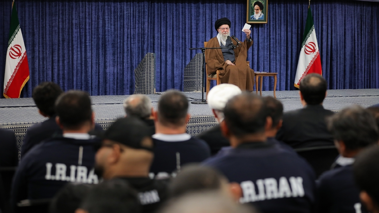رهبر معظم انقلاب در دیدار مدالآوران ورزشی و علمی: مدالهای شما در این روزها ارزش مضاعف دارد/ اگر لازم باشد نیروهای مسلح باز هم از موشک استفاده میکنند