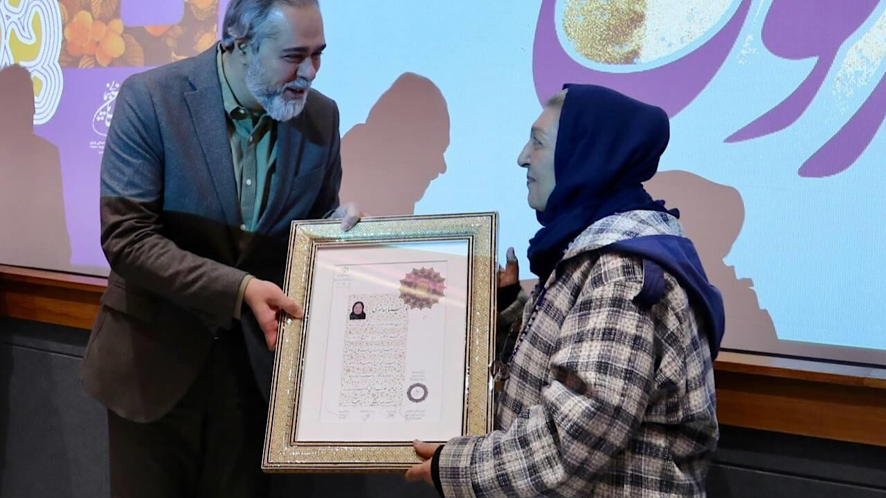 اعطای نشان درجه یک هنری به «مینو غزنوی»