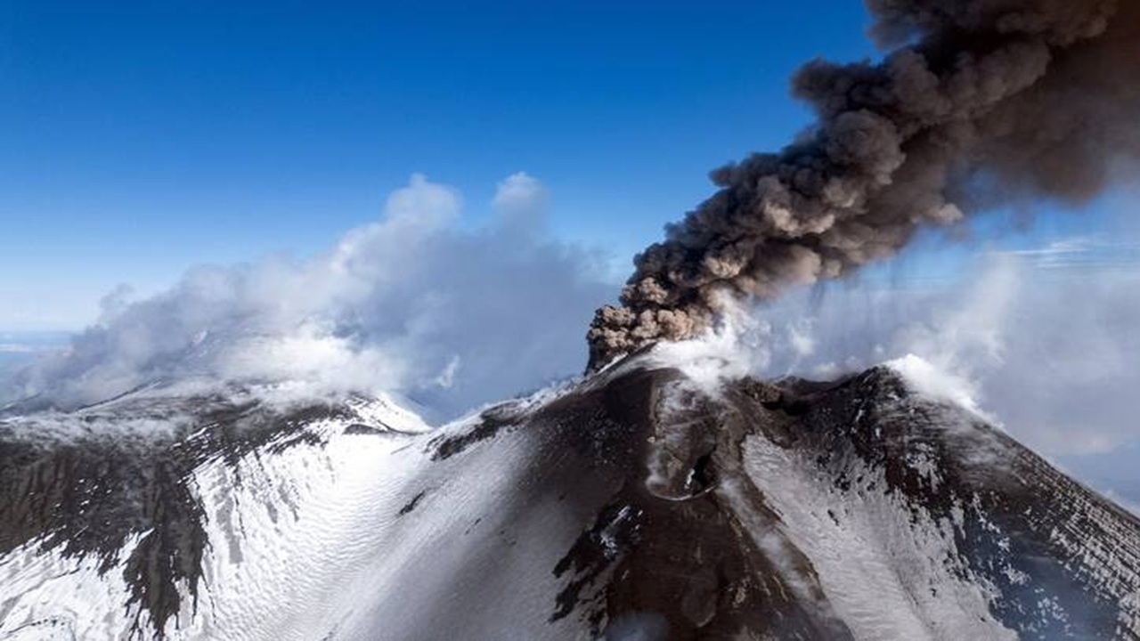 آتشفشان اتنا در ایتالیا فوران کرد + فیلم