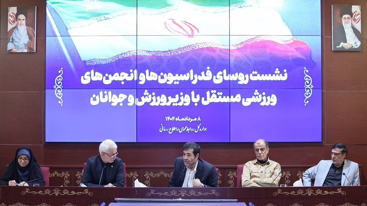 وزیر ورزش: چسبیدههای بیاثر در ورزش، باید بروند/ با «دست پر» پرچم ایران را برافراشته میکنیم