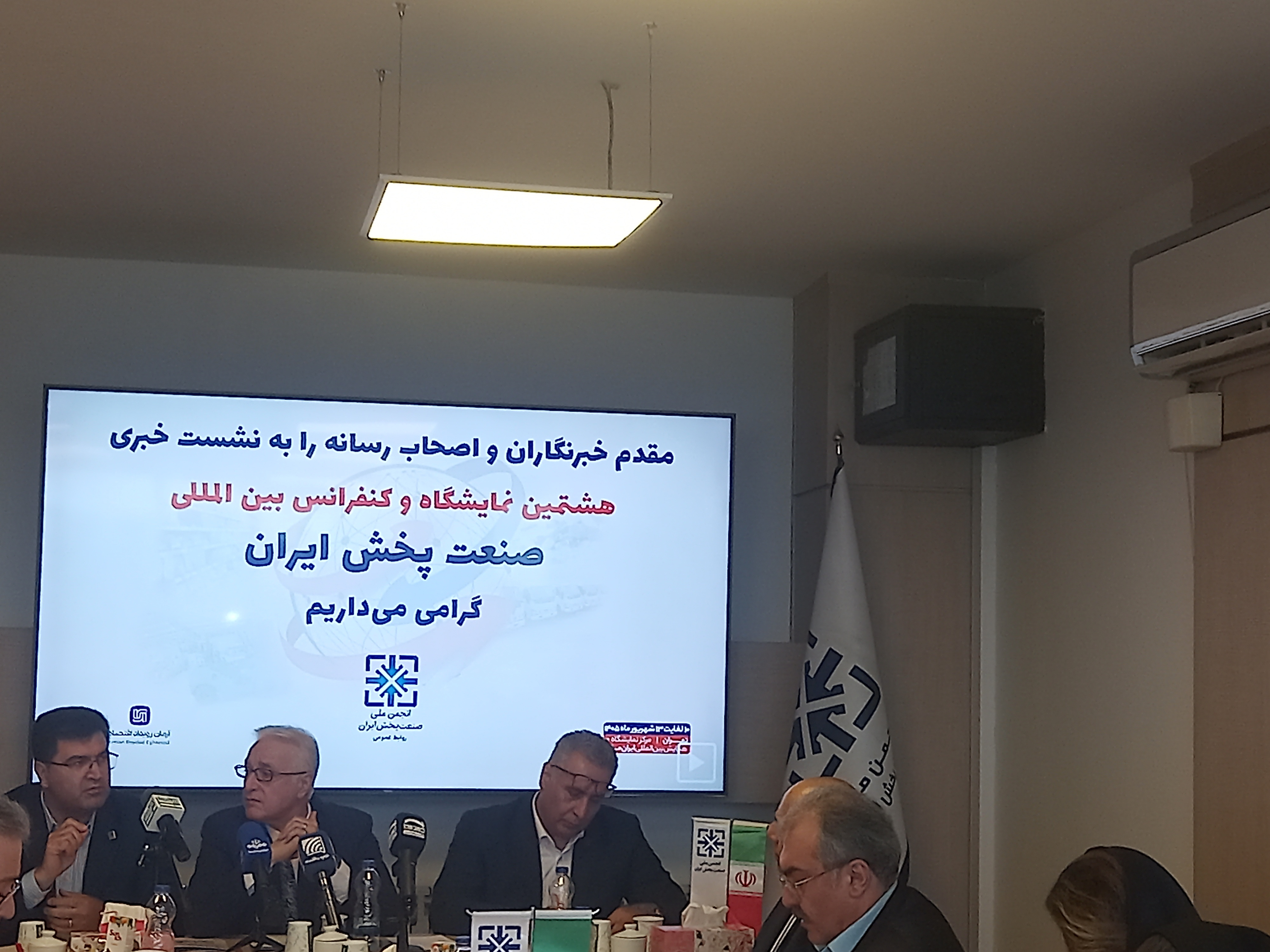 قیمت کالاها در پی افزایش هزینه سوخت باید بازنگری شود / افزایش هزینه سوخت مستقیماً به قیمت نهایی کالاها منتقل میشود