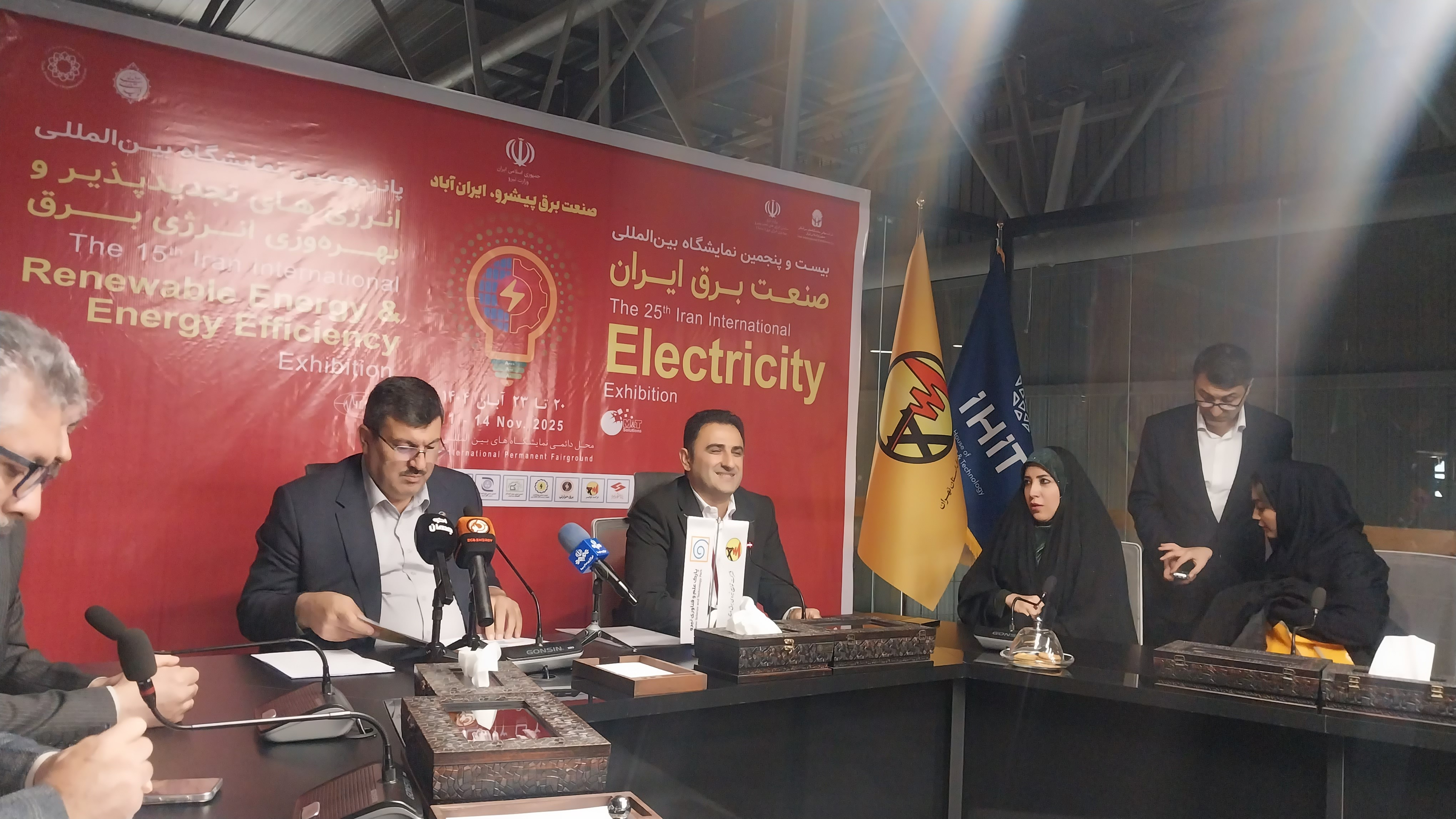 ۱۹ درصد از مشترکان برق استان تهران پرمصرف هستند/ برنامه ریزی برای نصب ۱۲ مگاوات پنل خورشیدی در پشت بام مدارس و مساجد