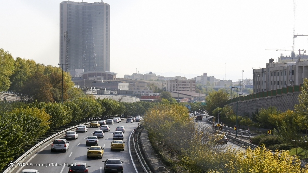 اکثر معابر و بزرگراههای تهران خلوت است