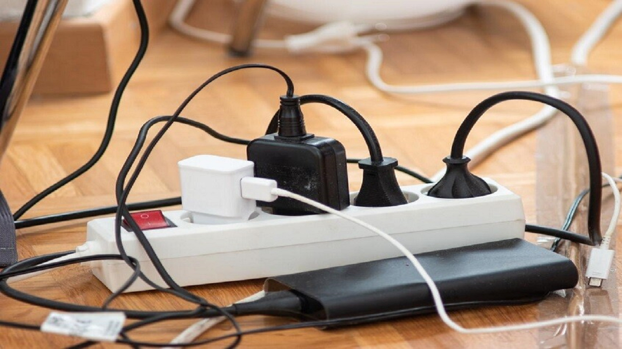 عواقب وصل ماندن شارژر به برق چیست؟