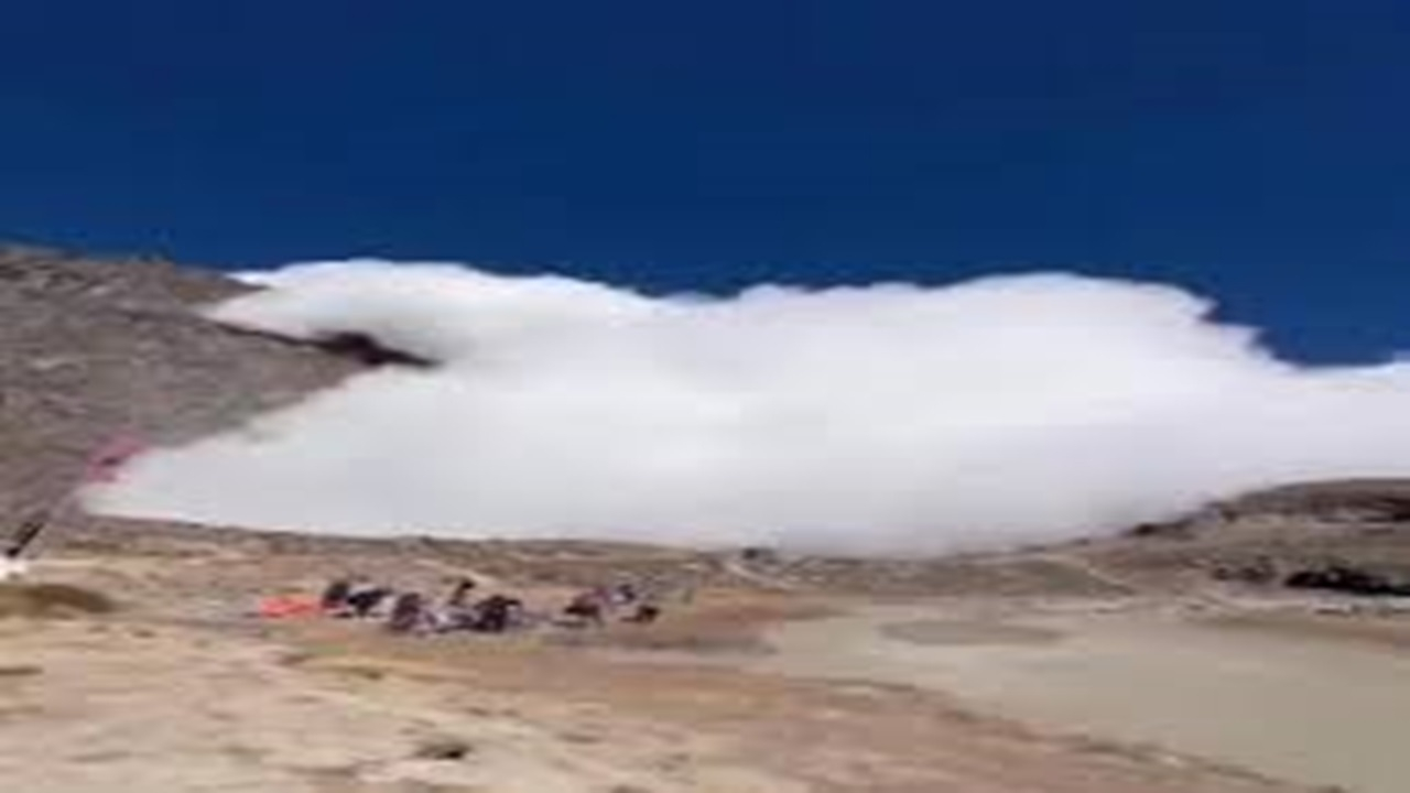 حرکت چشمگیر ابر قله سبلان و برخوردش با دریاچه ساوالان + فیلم