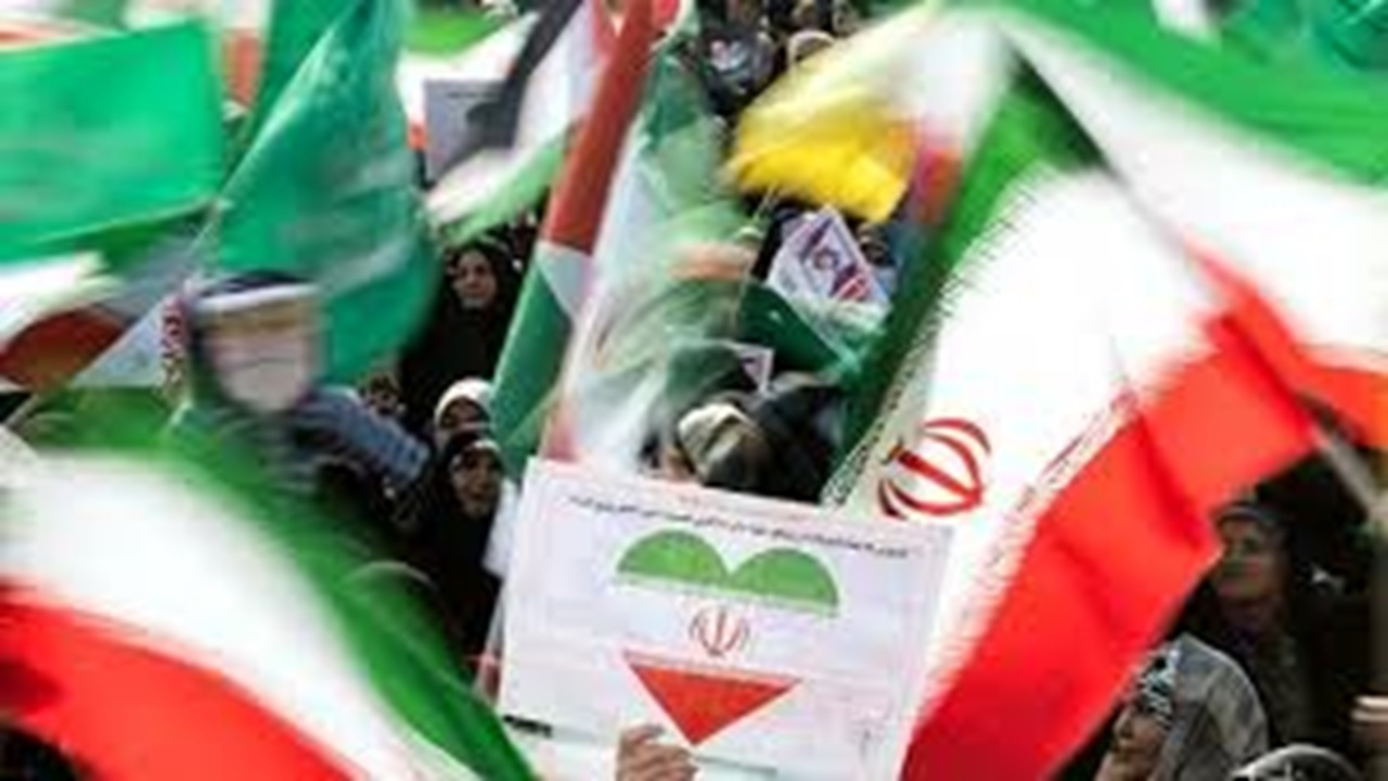 حضور گسترده مردم در مسیر راهپیمایی ۲۲ بهمن پیش از آغاز رسمی مراسم + فیلم