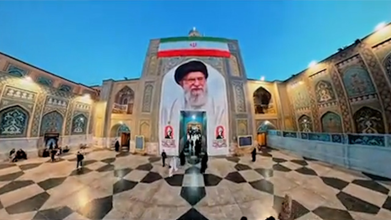 تصویر رهبر شهید در ایوان ساعت حرم رضوی + فیلم