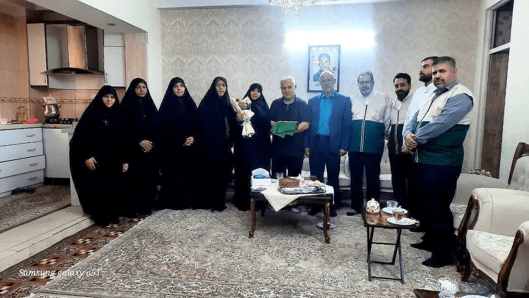 دیدار خادمیاران کانون خدمت رضوی منطقه ۱۷ با خانواده شهید حمید آزکات